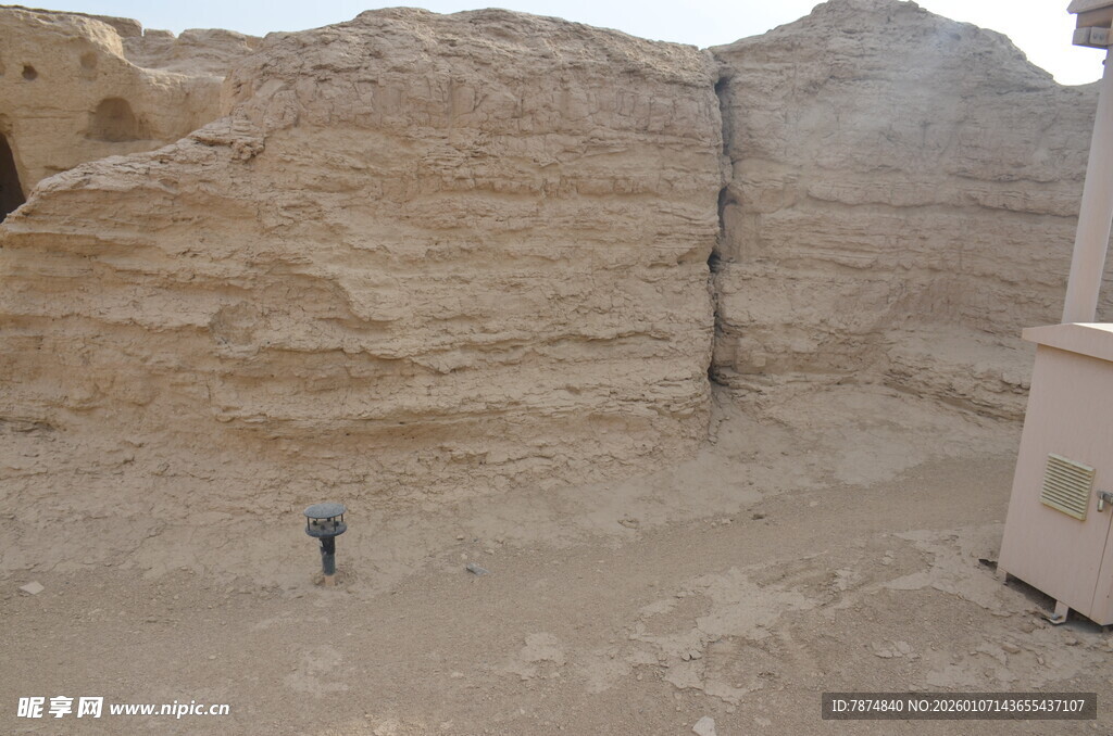 古老土筑遗迹景观