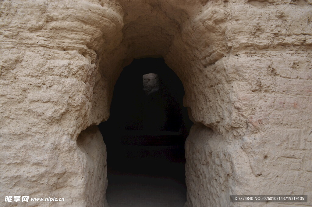 古老洞穴内的神秘景象
