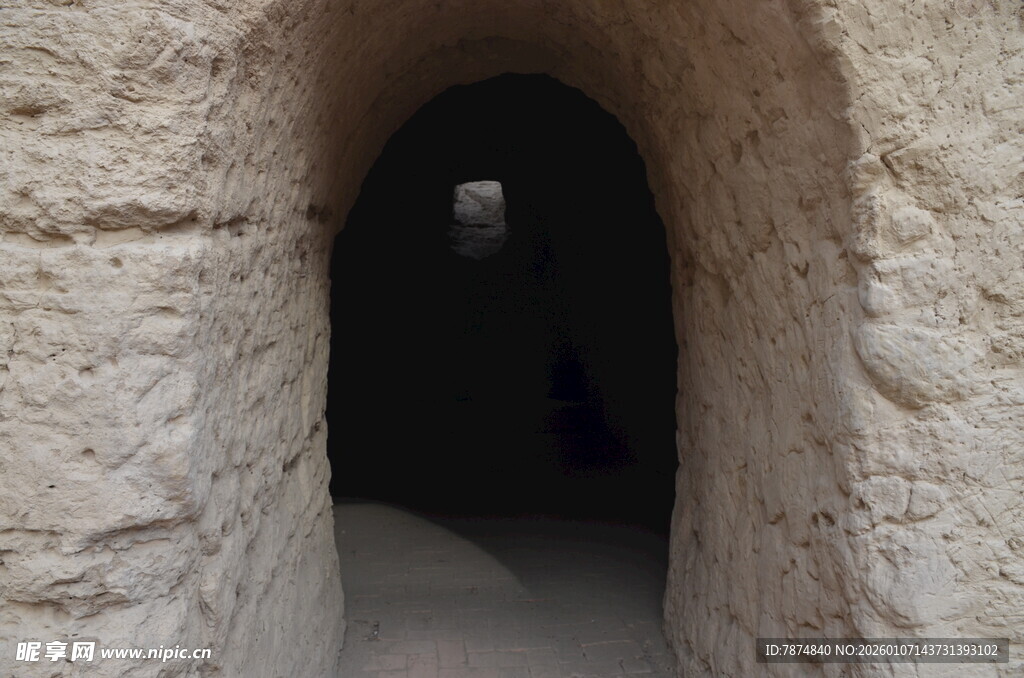 石砌隧道内的幽深处