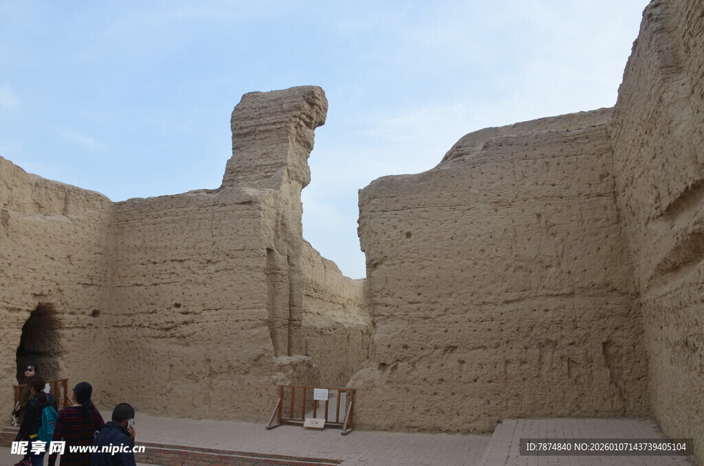 埃及神庙中的巨大石像