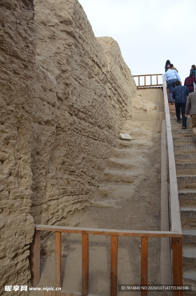 游客漫步古老阶梯遗址