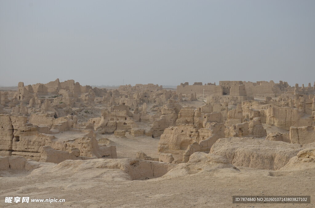 荒凉戈壁地貌景观