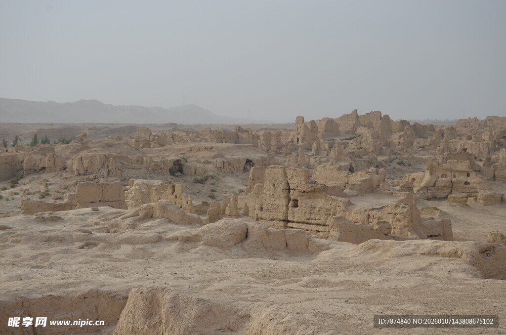 沙漠中的古老建筑遗迹