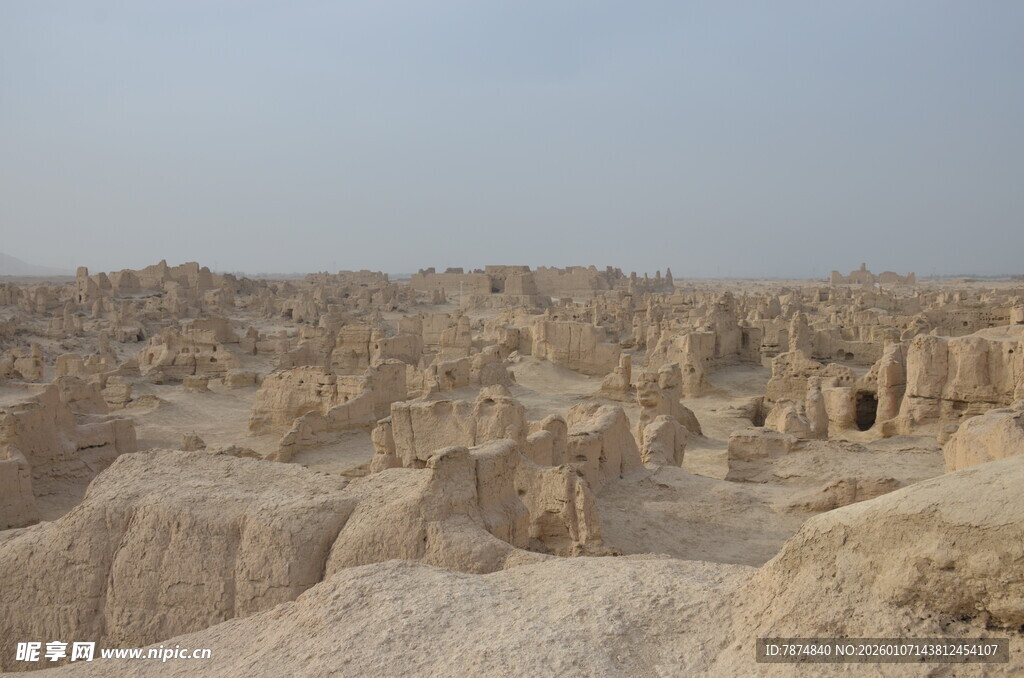 沙漠中的古老土丘遗迹