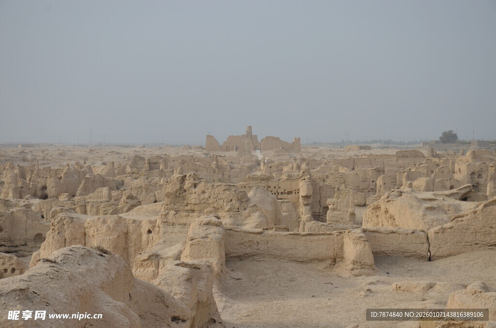 沙漠中的古老建筑遗迹