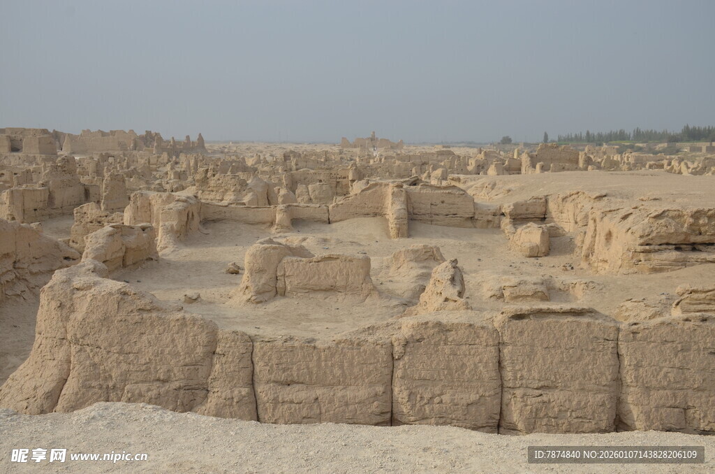 古老沙漠中的建筑遗迹