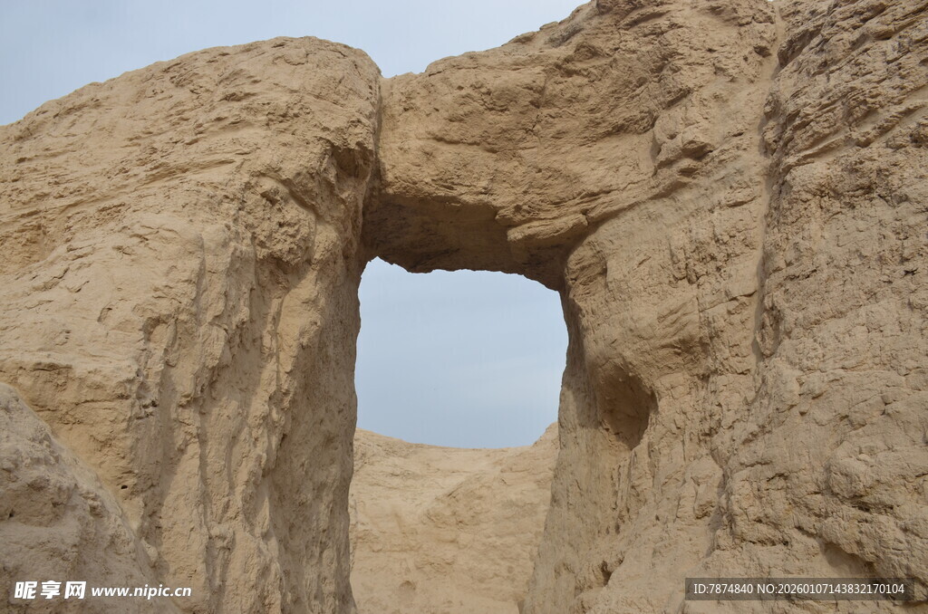 沙漠中的自然石拱门