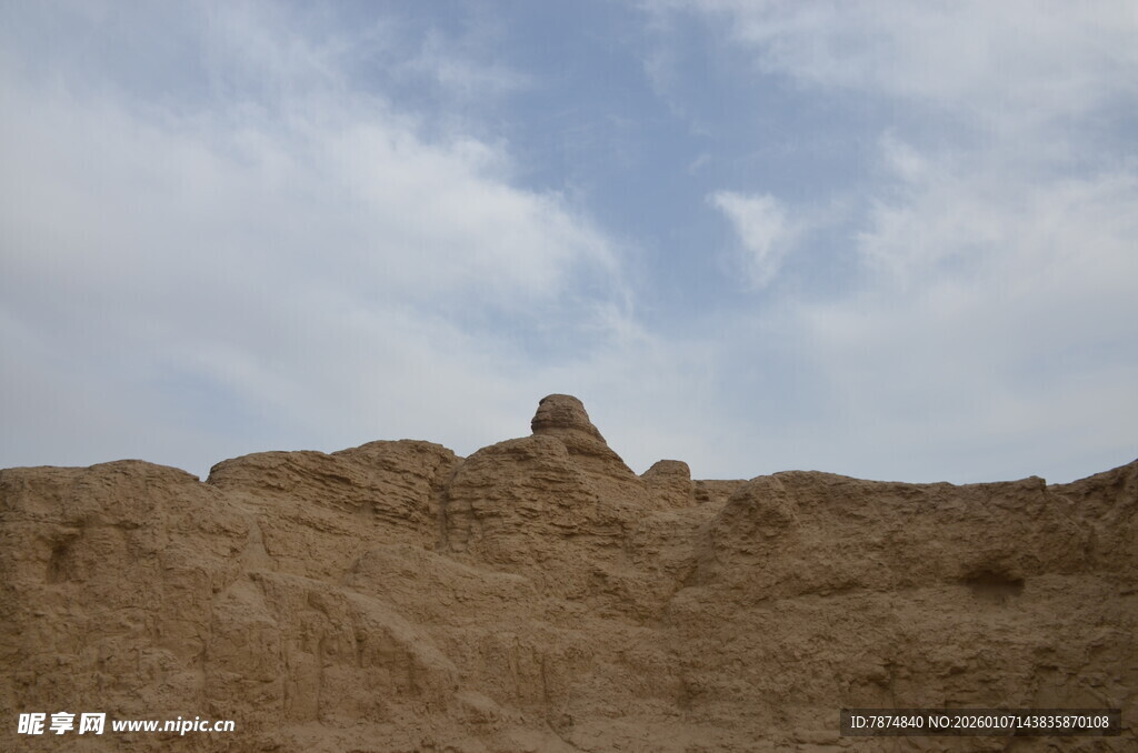 沙漠中的古老建筑遗迹