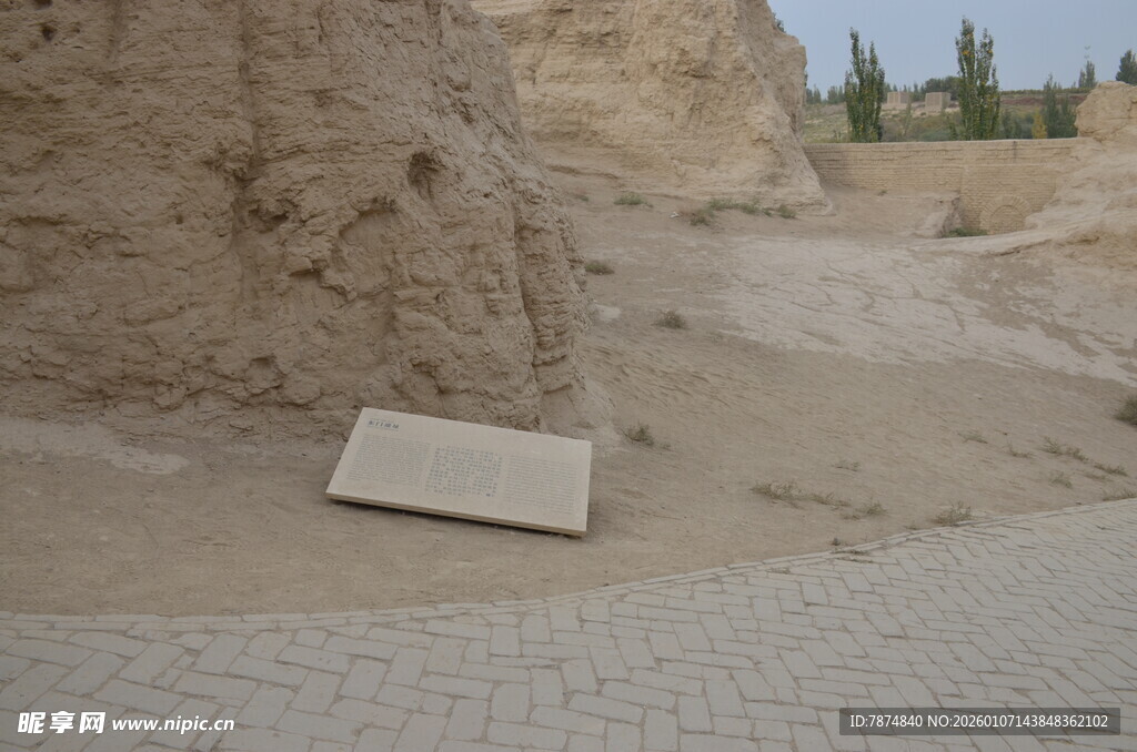 沙漠中的石板遗迹