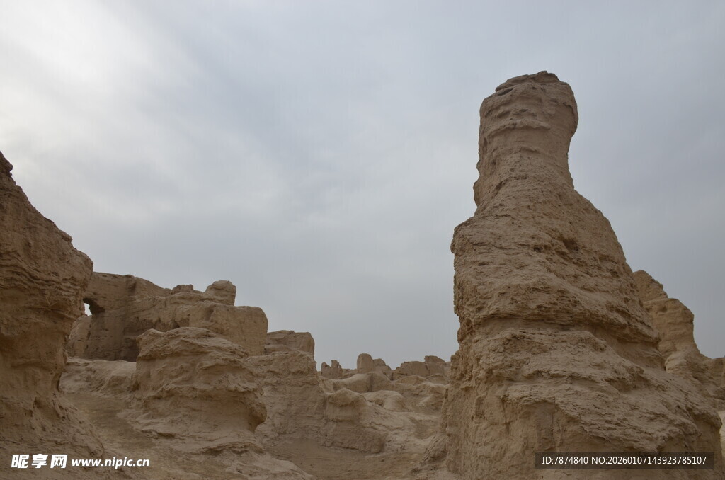 沙漠中的奇特土林景观