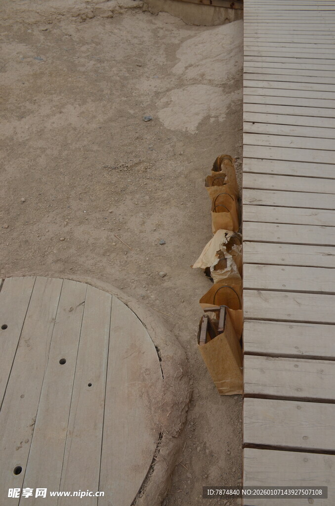 沙滩上的木质物件