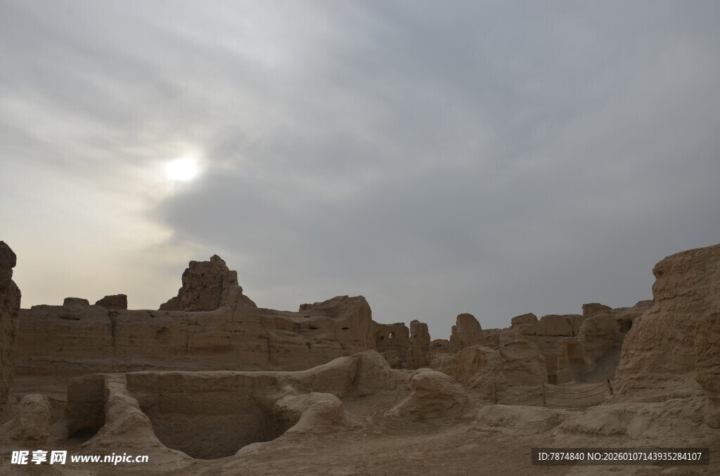 沙漠中的古老遗迹