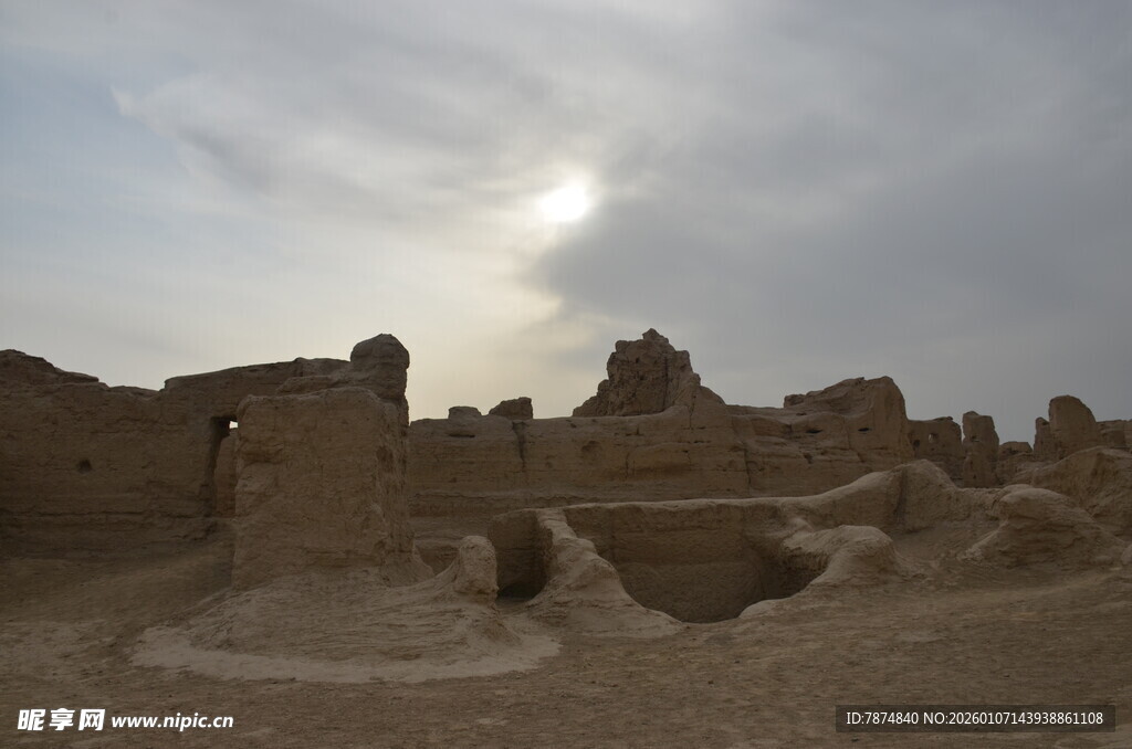 沙漠中的古老建筑遗迹