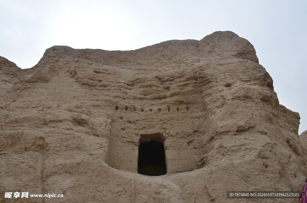 古老土崖上的神秘洞穴