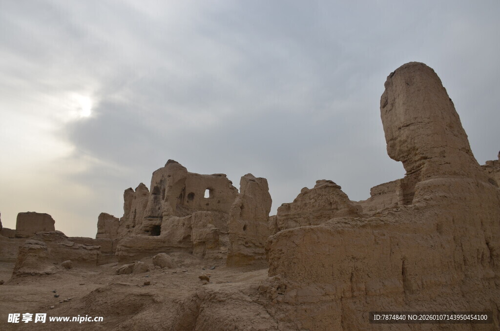 沙漠中的古老遗迹景观