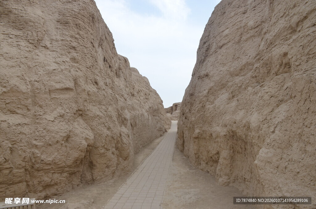 狭窄土壁间的蜿蜒小道