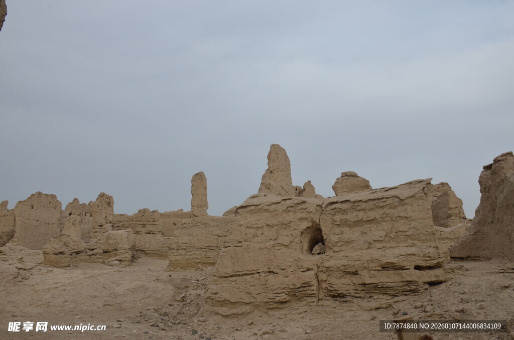 沙漠中的古老土筑遗迹