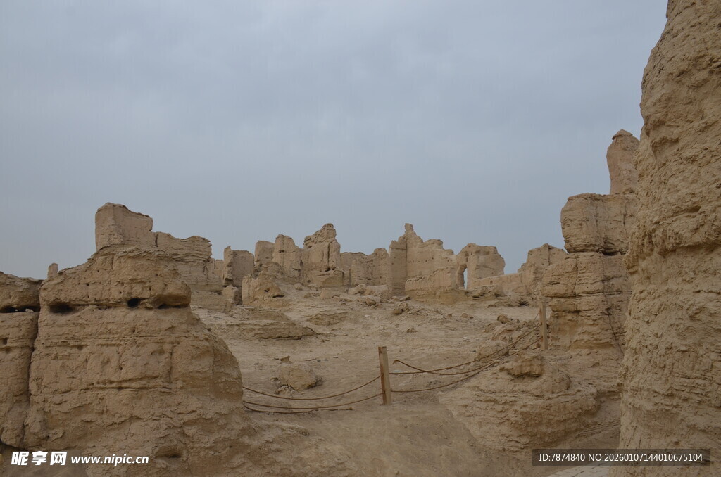 荒凉古城遗址景观