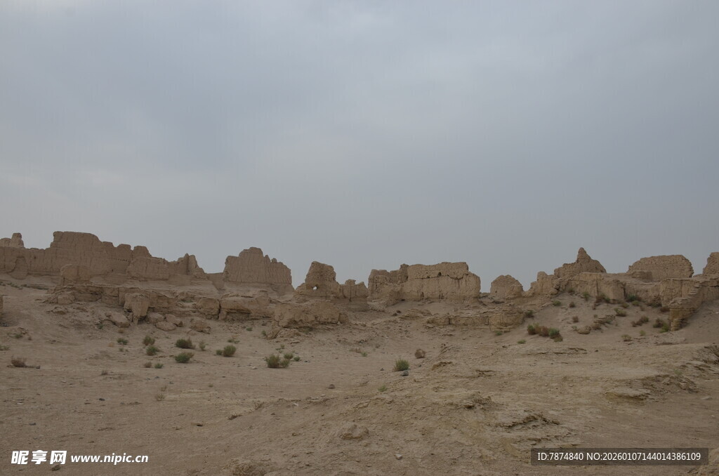 沙漠中的古老建筑遗迹