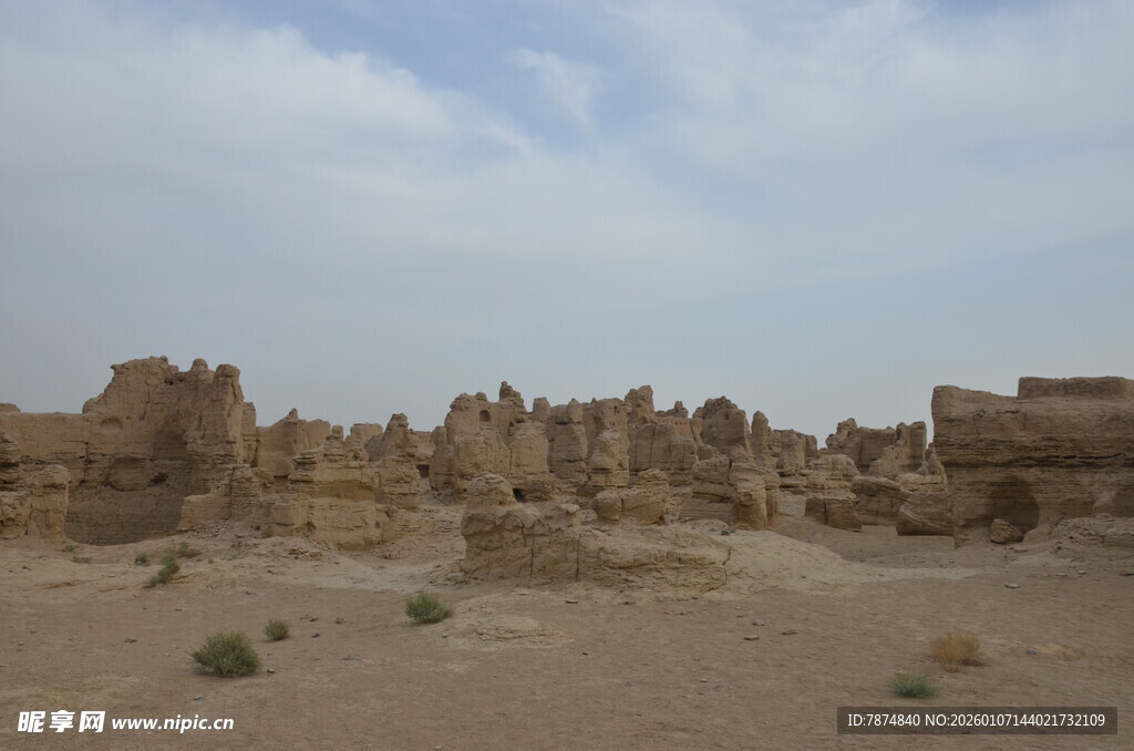 沙漠中的古老遗迹景观