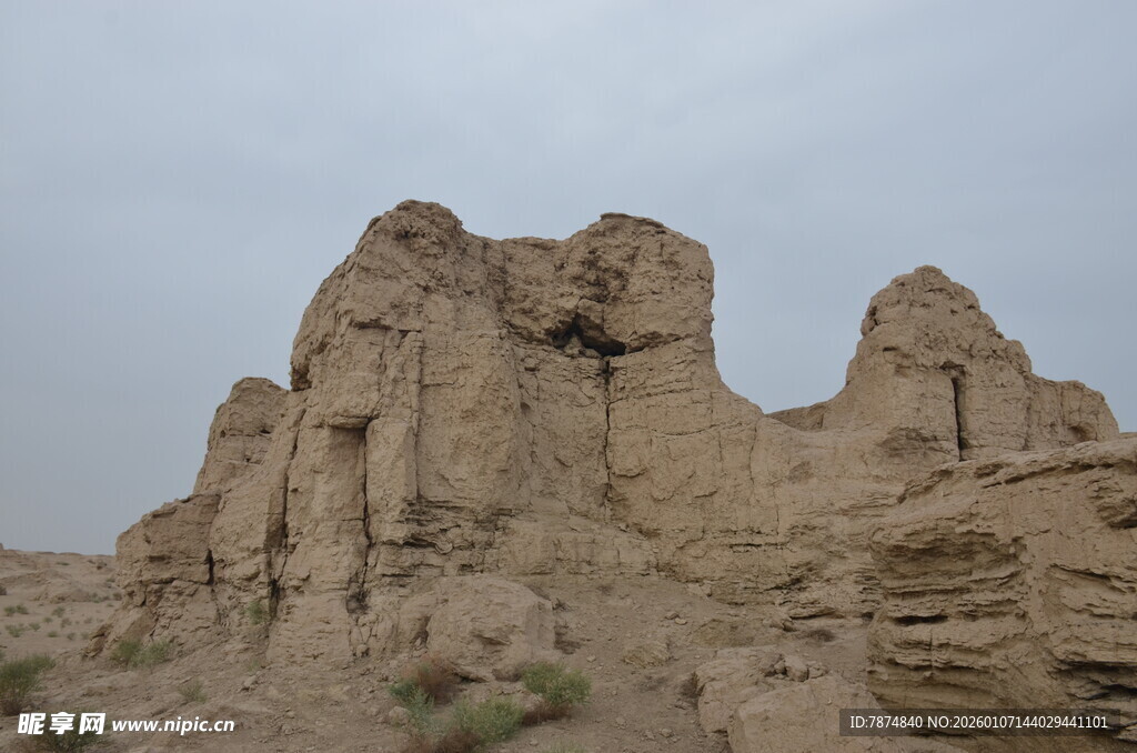 沙漠中的古老土筑遗迹