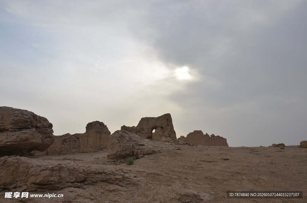 荒漠中的古老遗迹