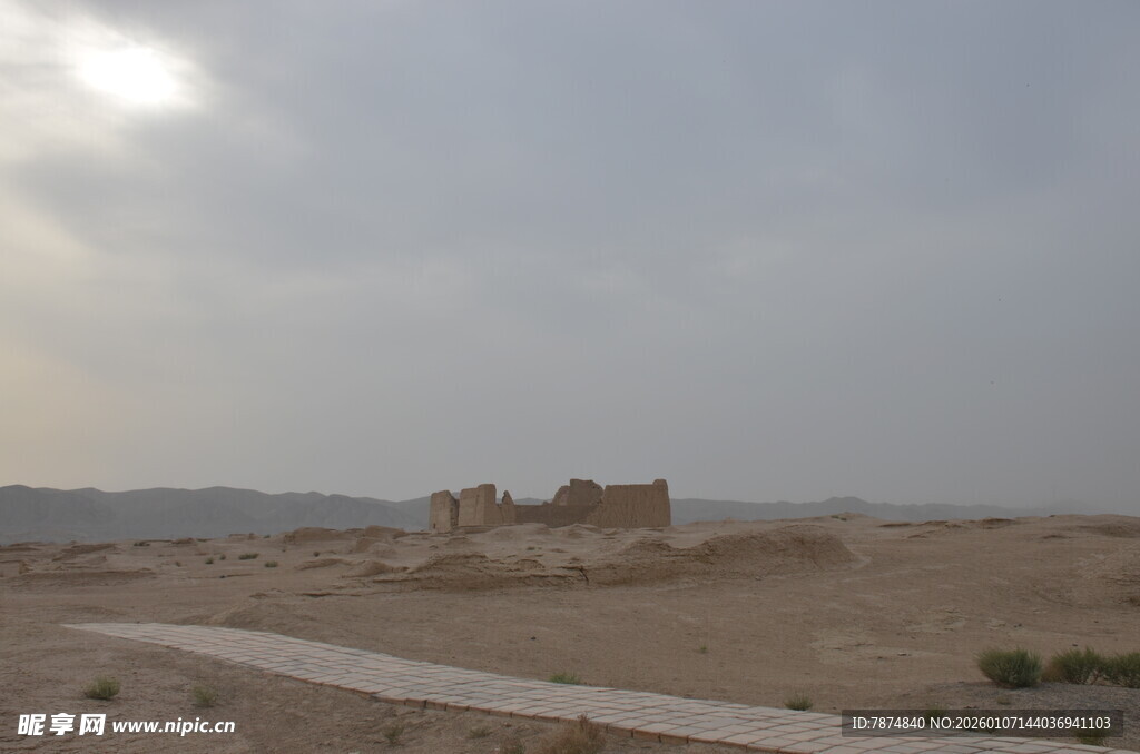 沙漠中的古老建筑遗迹