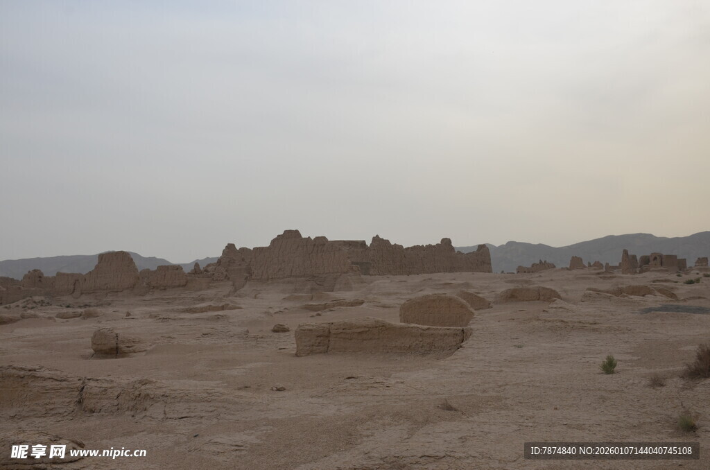 沙漠中的古老遗迹