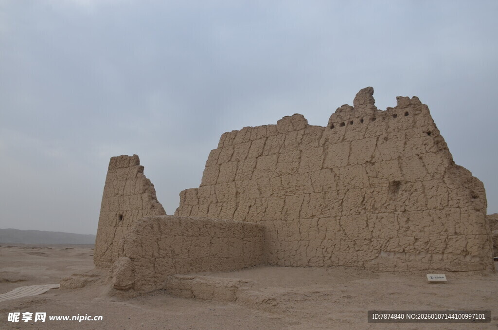 沙漠中的古老土筑遗迹