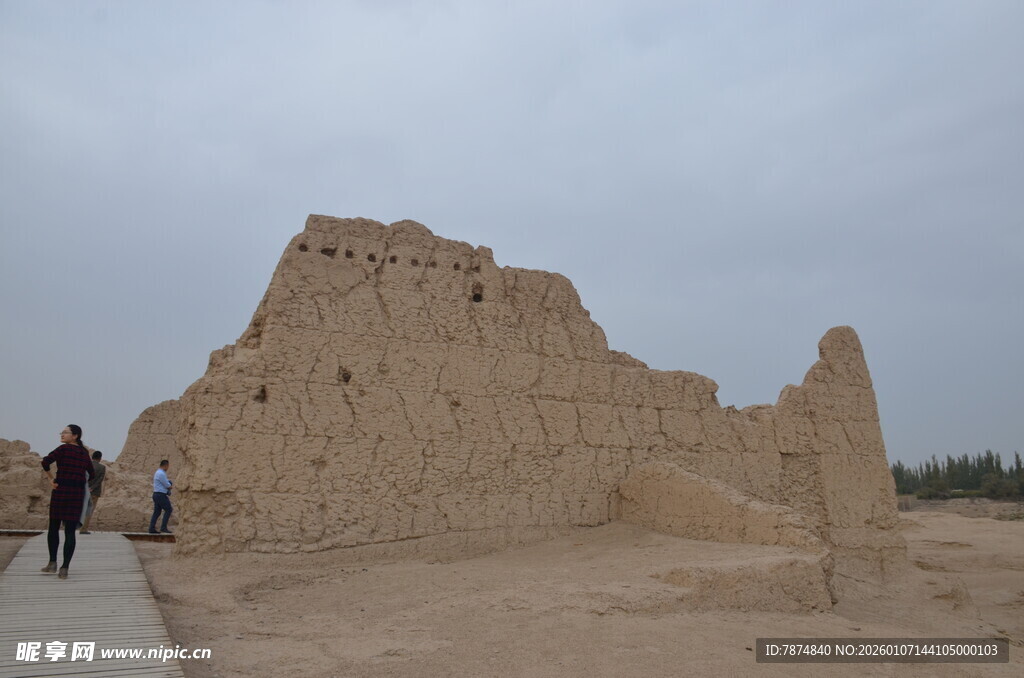 沙漠中的古老土筑遗迹