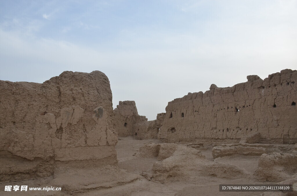 古老沙漠中的残垣断壁