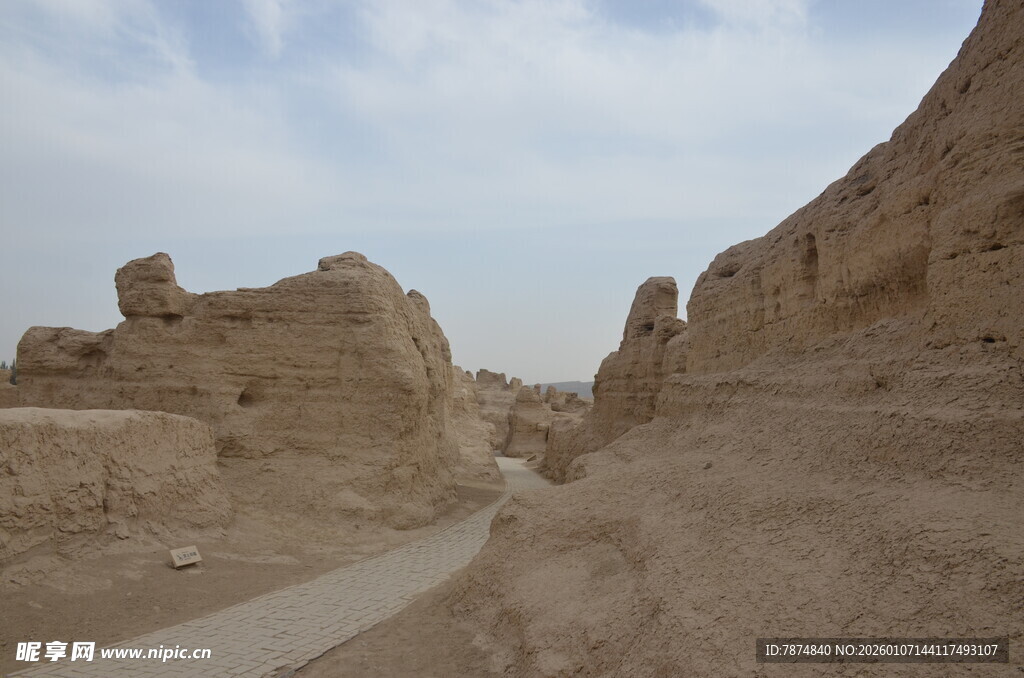 沙漠中的古老遗迹景观