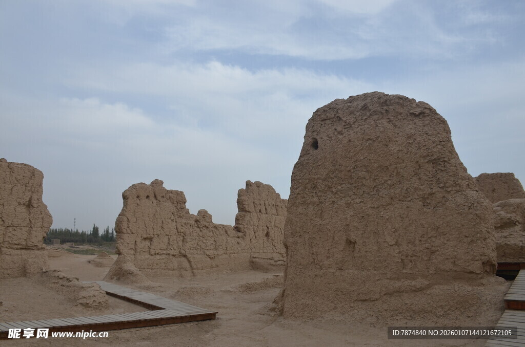 古老土堆遗迹景观