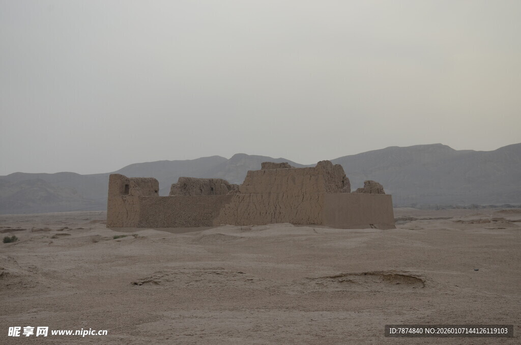 沙漠中的古老建筑遗迹