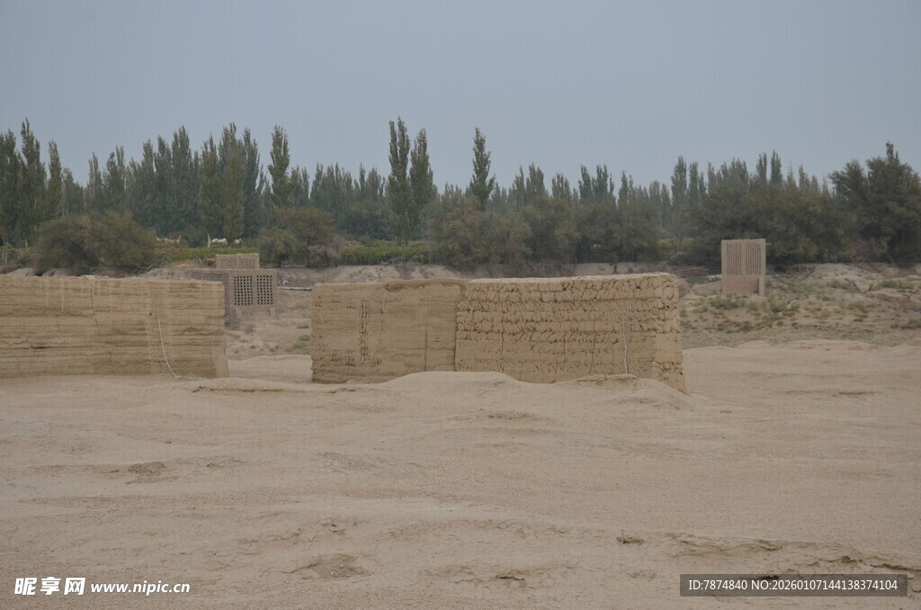 沙漠中的古老建筑遗迹