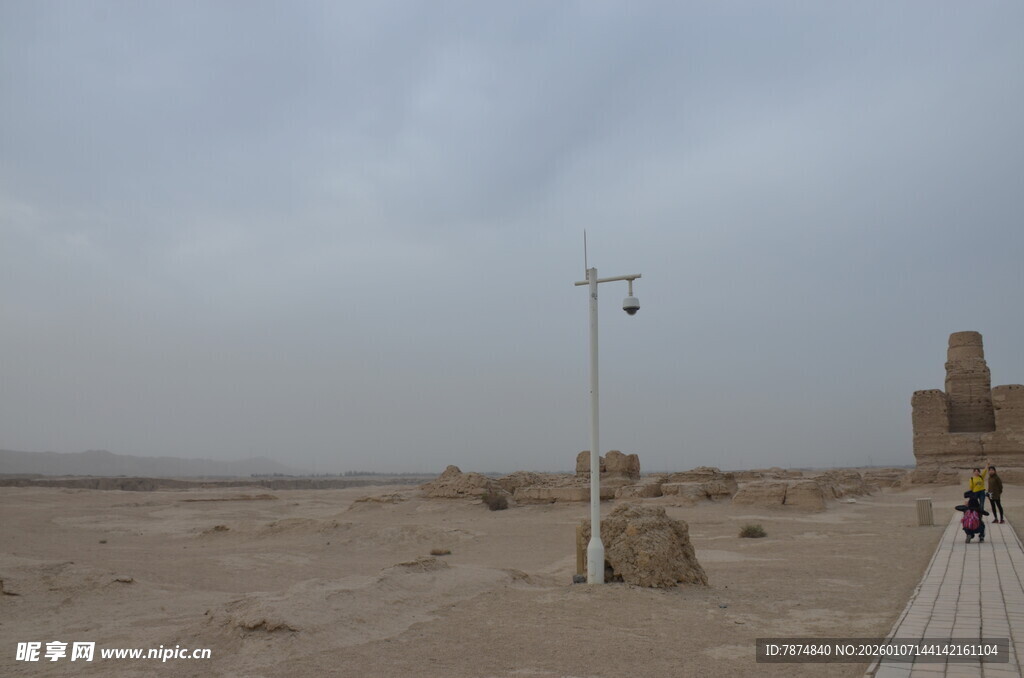 沙漠中的古老建筑遗迹