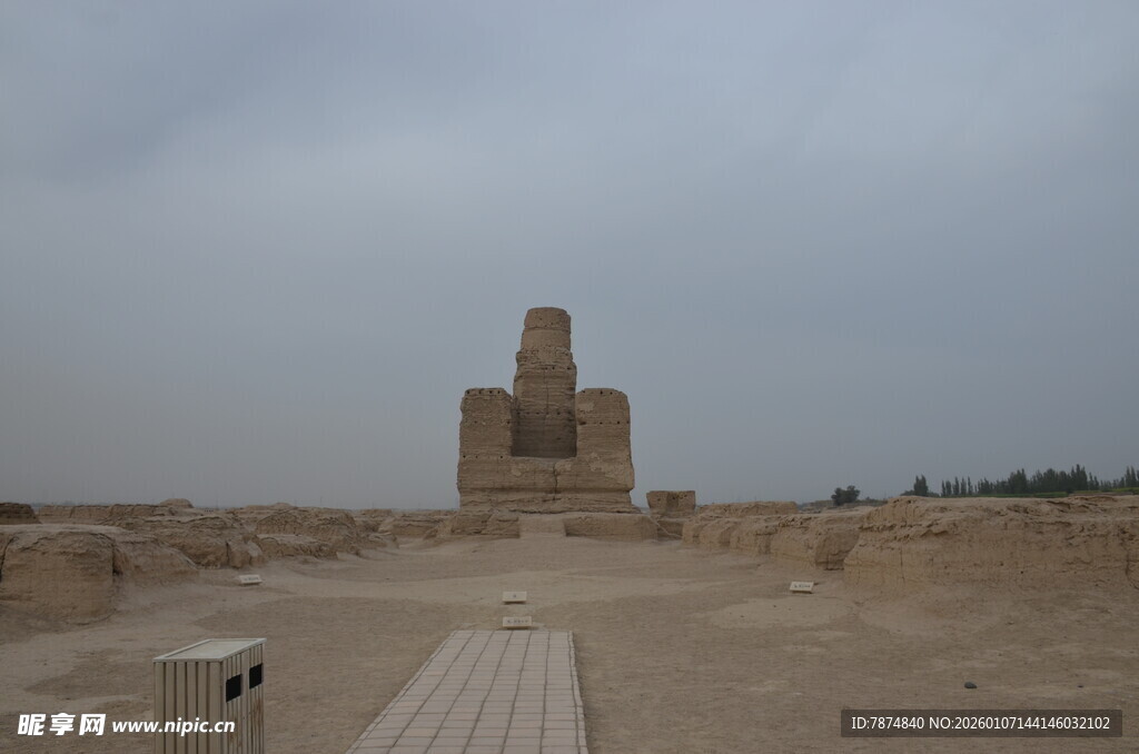 沙漠中的古老建筑遗迹