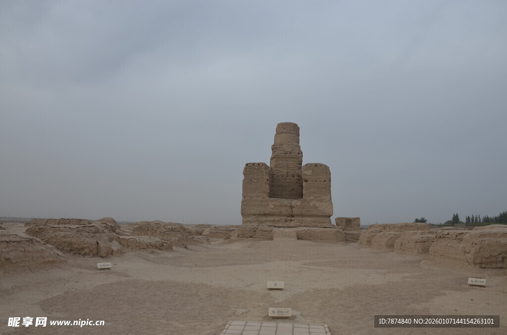 沙漠中的古老神秘建筑