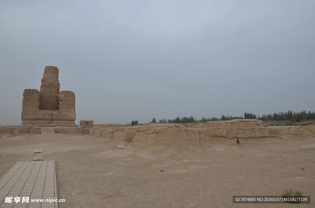 沙漠中的古老建筑遗迹