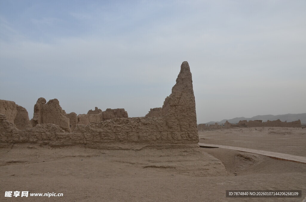 沙漠中的古老废墟遗迹