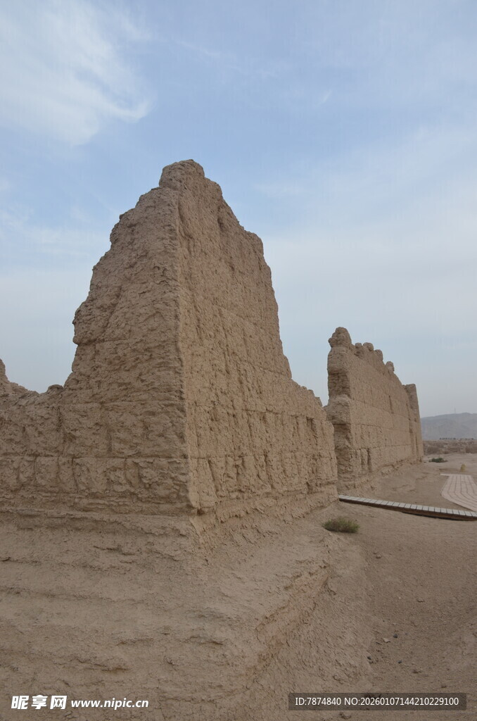 沙漠中的古老土筑遗迹