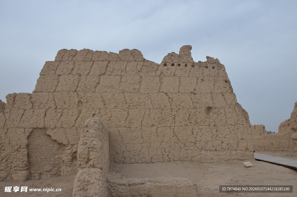 古老土筑城墙遗迹