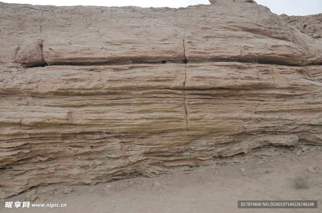 风化的层状岩石景观