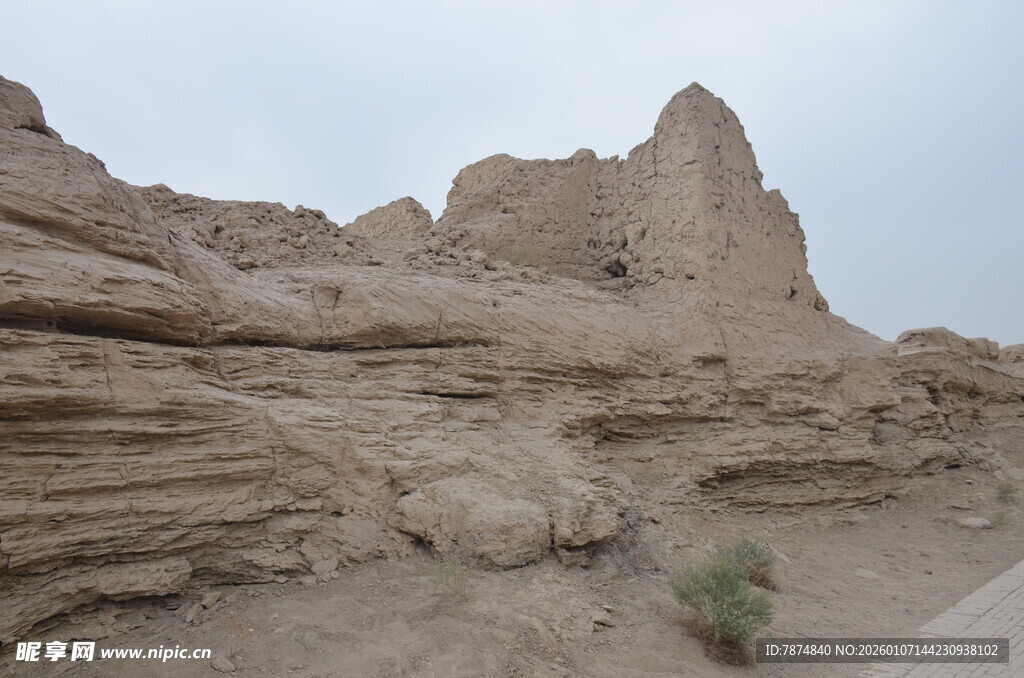 沙漠中的奇特土山景观