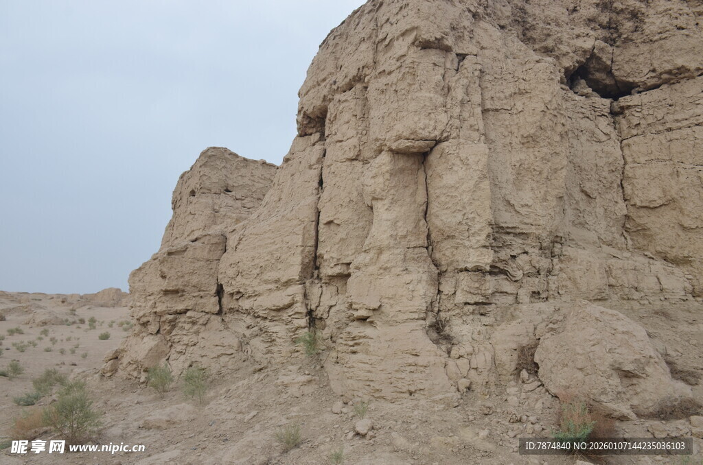 沙漠中的古老岩石地貌