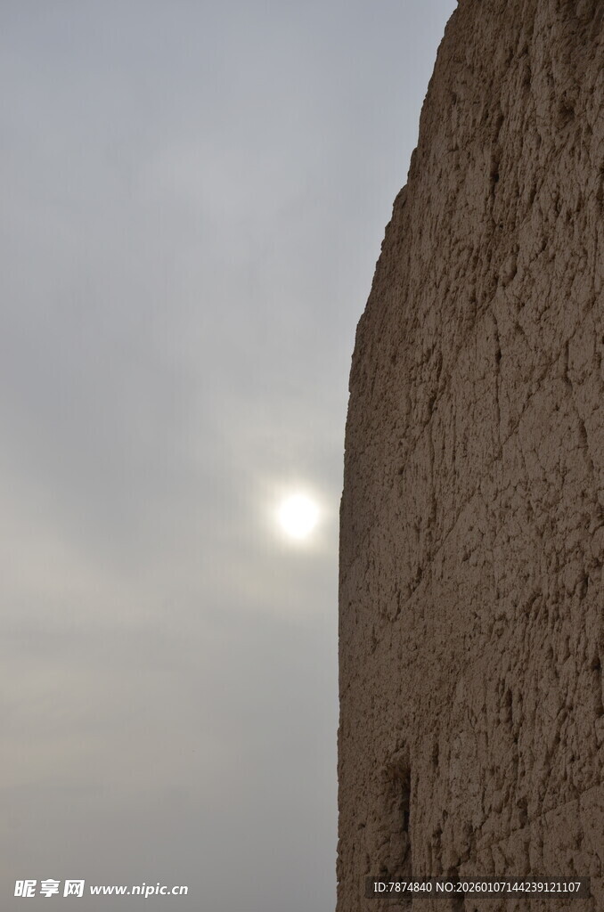 夕阳下的古老土墙