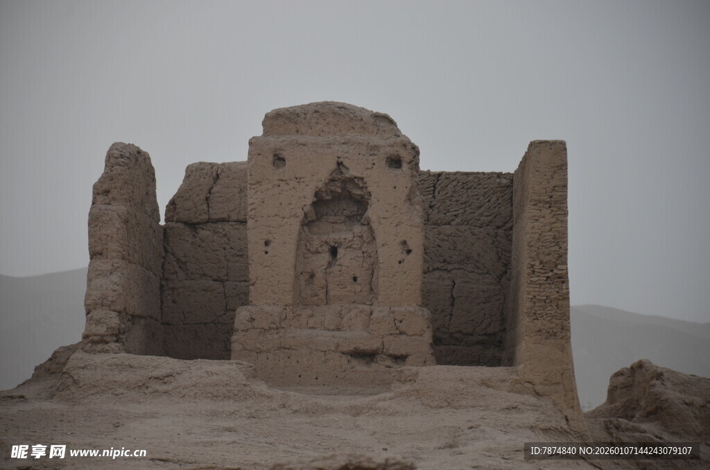 古老沙漠中的神秘建筑遗迹
