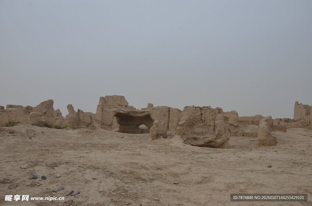 沙漠中的古老遗迹