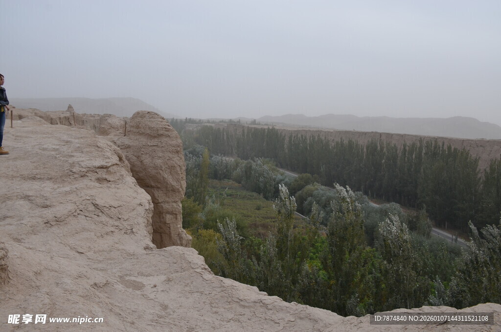 悬崖边的观景者