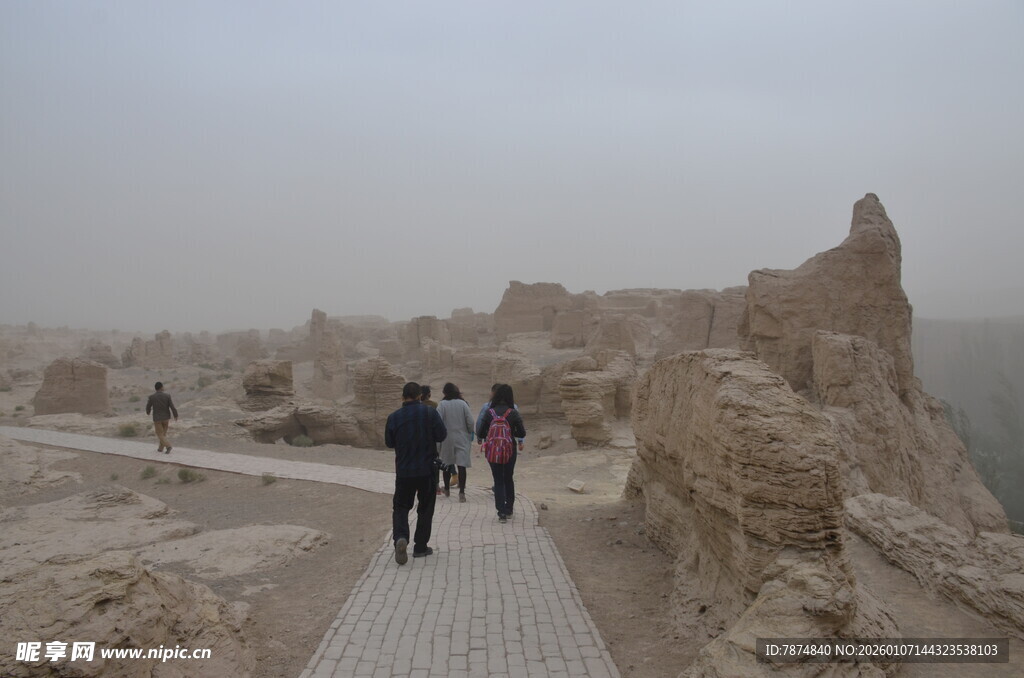 游客漫步古老遗址小道